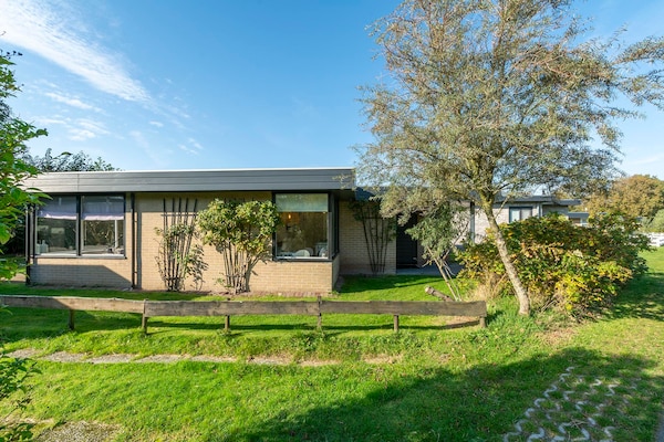 Vrijstaande vakantiebungalow met privacyvolle tuin in Sint Maartenszee - thumbnail 1