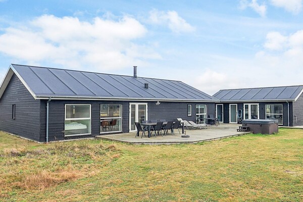 Ruim vakantiehuis voor 8 aan de golfbaan bij Løkken met privé wellness - thumbnail 1