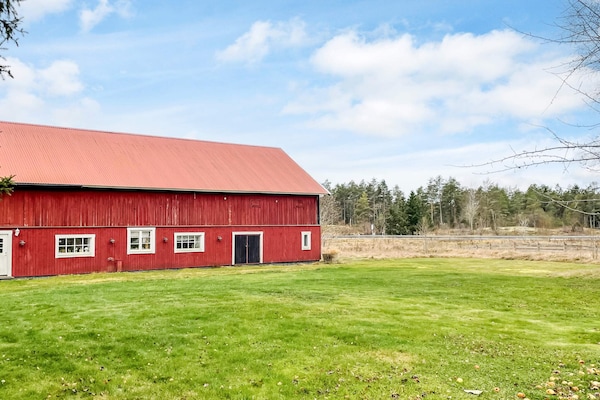 Sfeervol vakantiehuis op boerderij in Hallstavik, Roslagen - thumbnail 4