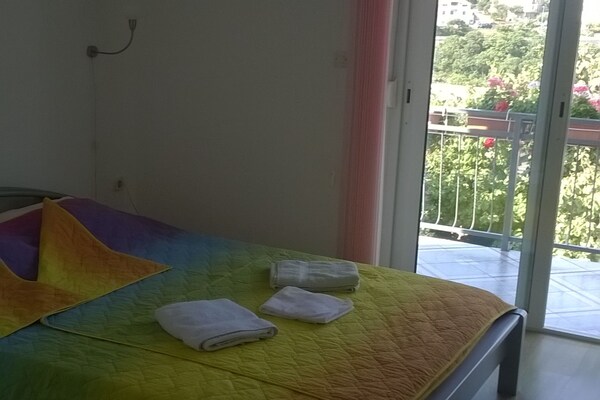 Knusse tweepersoonskamer met balkon in Senj, vlak bij de Adriatische kust - thumbnail 2
