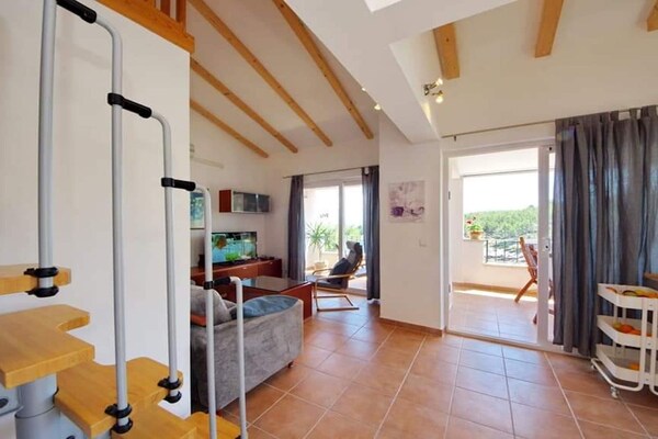 Appartement aan zee in Vrboska met 2 slaapkamers en terras - thumbnail 2