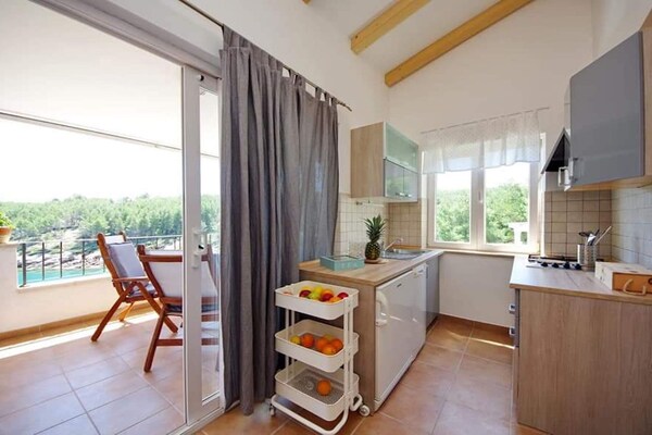 Appartement aan zee in Vrboska met 2 slaapkamers en terras - thumbnail 5