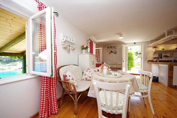 Blissful Bay Apartments Vrboska - Appartement met terras aan zee - thumbnail 5