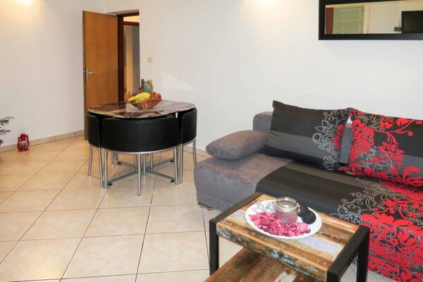 Appartement aan Zee met Zwembad en Terras op Čiovo - thumbnail 1