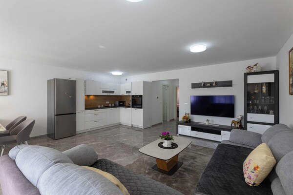 Zonnig appartement met terras in Kastel Stari, 100m van strand - thumbnail 1