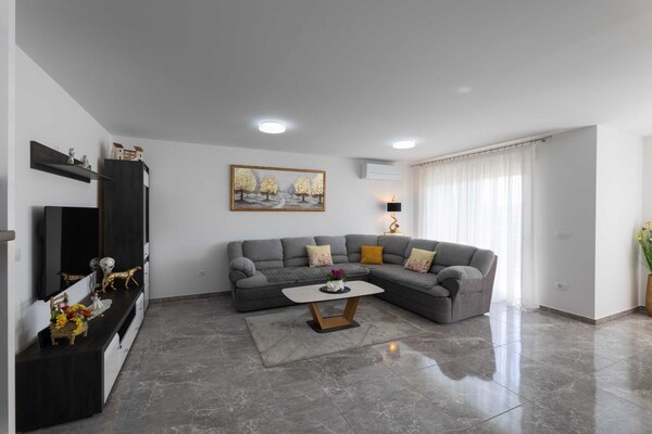 Zonnig appartement met terras in Kastel Stari, 100m van strand - thumbnail 2