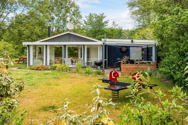 Zonovergoten vakantiehuis met whirlpool en tuin op 700m van de fjord in Hemmet - thumbnail 1