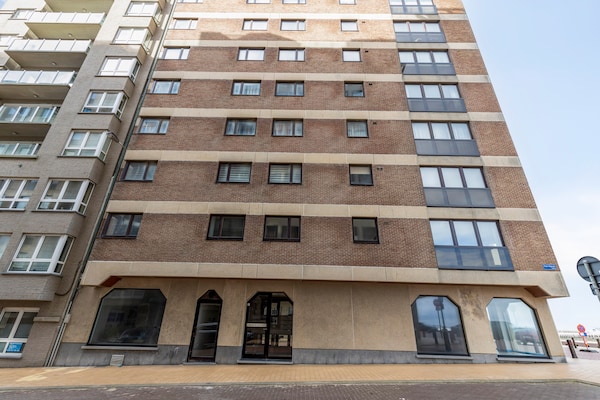 Stijlvol gerenoveerd appartement aan de Zeedijk in Blankenberge - thumbnail 6