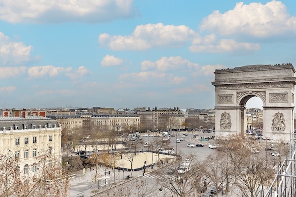 Prachtig 120m² appartement tegenover de Arc de Triomphe in het 16e arrondissement - thumbnail 3