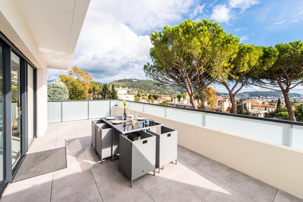 Modern appartement in Cimiez met zeezicht en privégarage, 10 min van strand - thumbnail 2