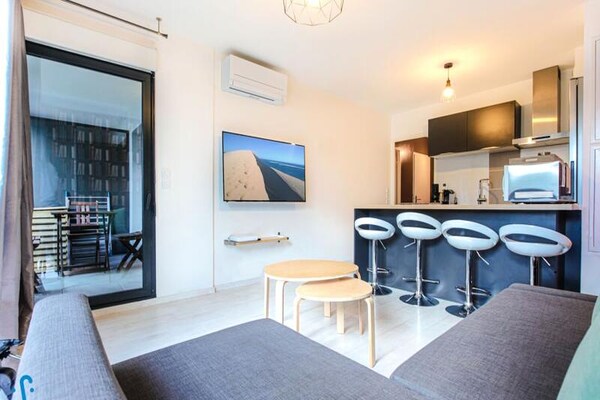 Modern appartement voor 4 personen met parkeerplaats, op loopafstand van Cité du Vin - thumbnail 1