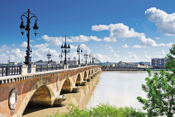 Suite Aviau: Elegant verblijf in hartje Bordeaux met uitzicht op iconische straat - thumbnail 6