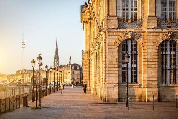 Suite Aviau: Elegant verblijf in hartje Bordeaux met uitzicht op iconische straat - thumbnail 2