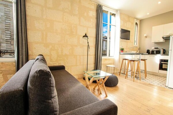 Sfeervolle studio van 35m² met airco in het bruisende hart van Chartrons, Bordeaux - thumbnail 1