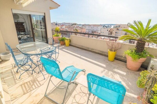 Panoramisch Zeezicht Appartement met 50m² Dakterras in het Hart van Cannes - thumbnail 1