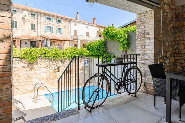 Villa met privétuin en zwembad, op 3 meter van Aquacolors Porec - thumbnail 1