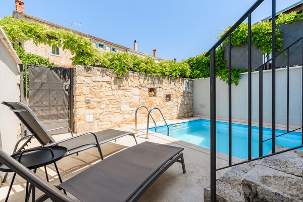 Villa met privétuin en zwembad, op 3 meter van Aquacolors Porec - thumbnail 2