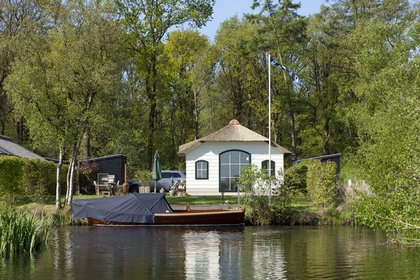 Knus boerderijchalet aan het water in Sint Nicolaasga - thumbnail 1