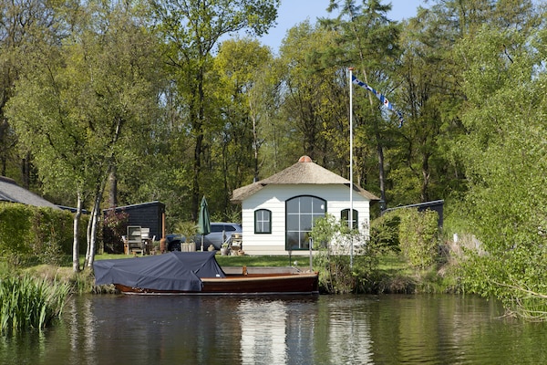 Sfeervol boerderijchalet aan het water in rustig Sint Nicolaasga - thumbnail 1