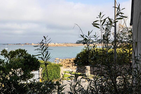 Vrijstaand vakantiehuis aan zee met panoramisch uitzicht over de baai van Port Blanc - thumbnail 1