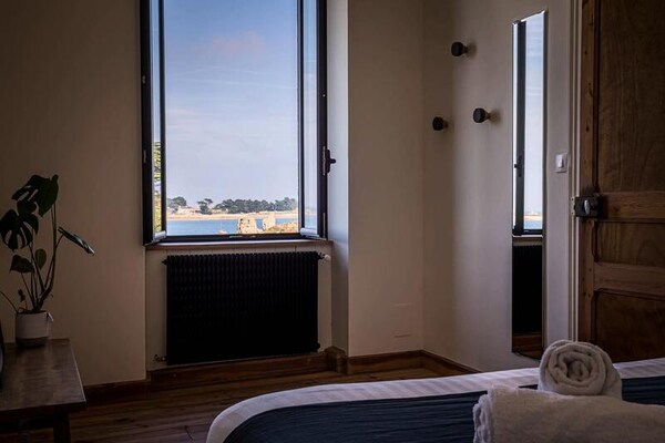 Vrijstaand vakantiehuis aan zee met panoramisch uitzicht over de baai van Port Blanc - thumbnail 3
