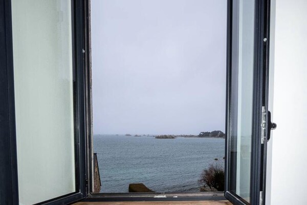 Vrijstaand vakantiehuis aan zee met panoramisch uitzicht over de baai van Port Blanc - thumbnail 6