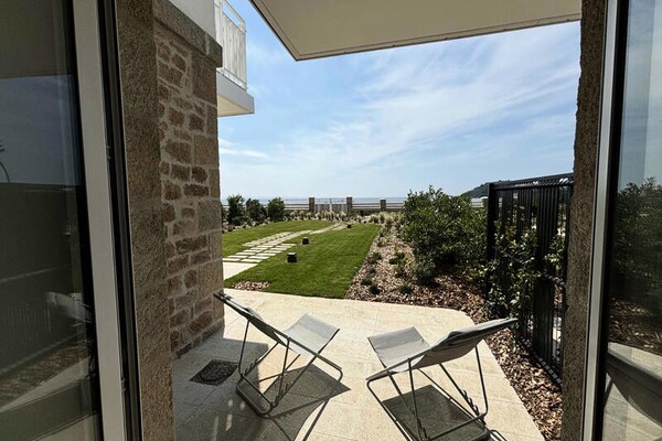 Appartement aan zee in Trebeurden met privétuin en uitzicht op strand Tresmeur - thumbnail 1