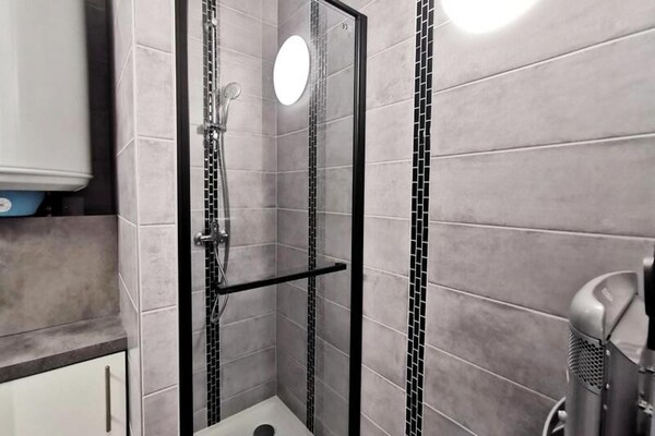Modern studio in centrum Aix-les-Bains met garage en balkon - thumbnail 6