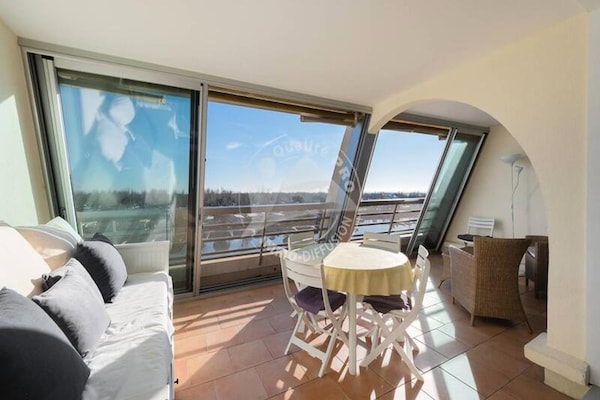 Licht appartement met grote loggia en uitzicht op zee bij Le Grau du Roi - thumbnail 6