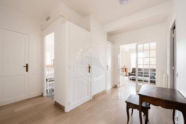Licht appartement op 1e etage met balkon en zicht op de gracht, 20m van strand - thumbnail 1