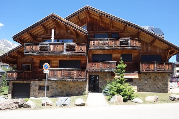 Chalet Alpina: Knus appartement op 43m² direct aan de piste in Huez - thumbnail 1