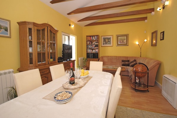 Ruim vakantiehuis met pool en sauna in Kastel Novi voor 10 personen - thumbnail 2
