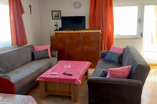 Ruim appartement met drie slaapkamers vlakbij zee in Okrug Gornji - thumbnail 5