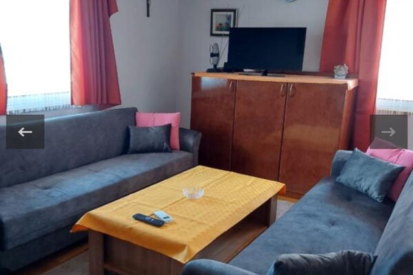 Ruim appartement met drie slaapkamers vlakbij zee in Okrug Gornji - thumbnail 4