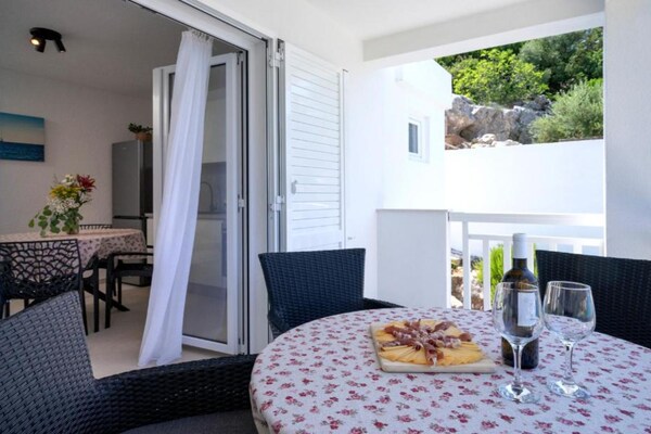 Vakantiehuis Jadranko: Direct aan Zee in Afgelegen Baai op Hvar - thumbnail 1