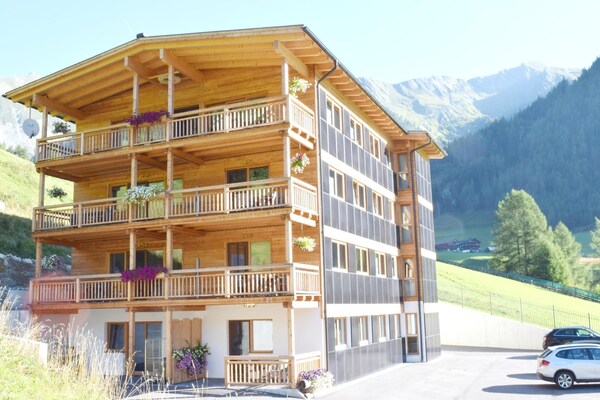 Rustiek appartement aan de golfbaan met bergzicht in Kals am Großglockner - thumbnail 1