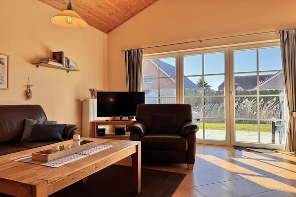 Ruim vakantiehuis met sauna op 1,6 km van het strand in Burhave - thumbnail 1