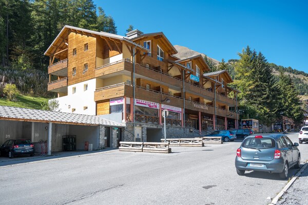 Appartement aan de piste in Allos met balkon en hot tub - thumbnail 1