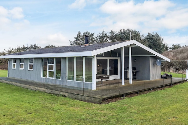 Ruim vakantiehuis voor 10 personen met privétuin nabij strand van Løkken - thumbnail 1