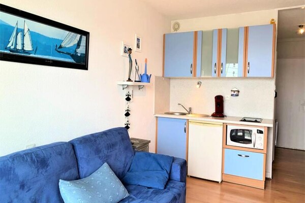 Compacte studio met balkon en uitzicht op de oude haven van Port Haliguen - thumbnail 6