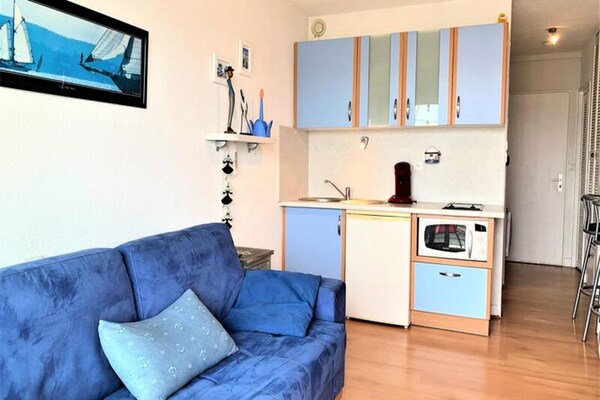 Compacte studio met balkon en uitzicht op de oude haven van Port Haliguen - thumbnail 1