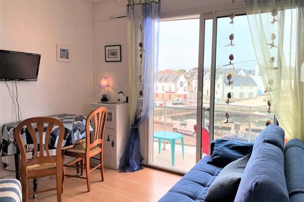 Compacte studio met balkon en uitzicht op de oude haven van Port Haliguen - thumbnail 2
