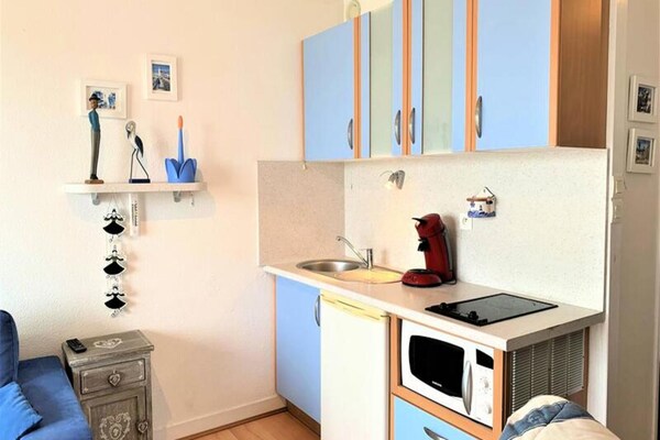 Compacte studio met balkon en uitzicht op de oude haven van Port Haliguen - thumbnail 4