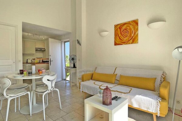 Licht appartement in Ste Maxime met zwembad, uitzicht op heuvels - thumbnail 3