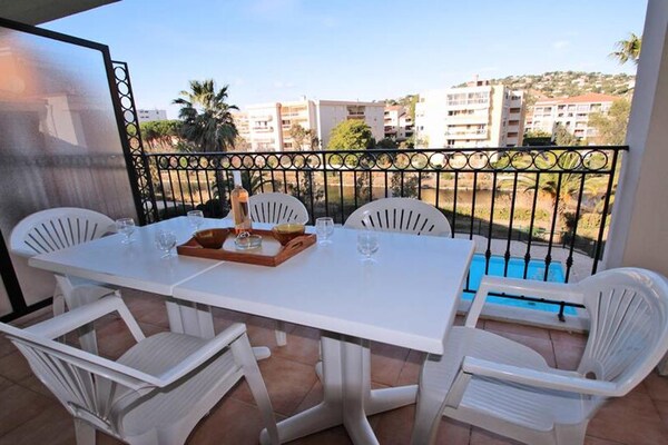 Gerenoveerd appartement met zwembadzicht op 350m van het strand in Sainte-Maxime - thumbnail 3