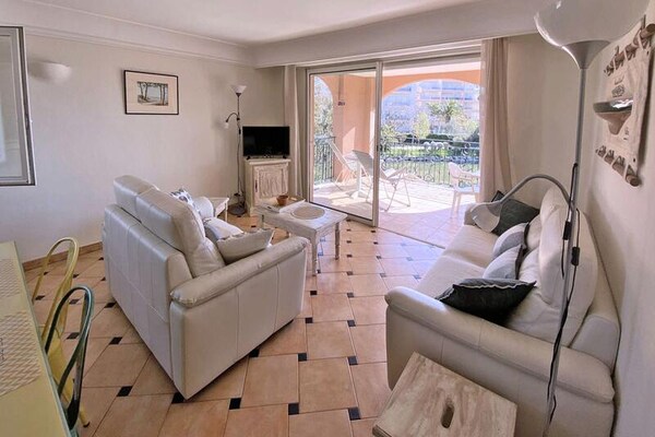 Licht appartement met groot terras en uitzicht op de Préconil in Sainte-Maxime - thumbnail 6