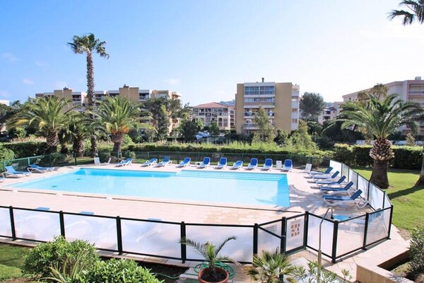Licht appartement op de begane grond met terras, vlakbij strand en centrum - thumbnail 4