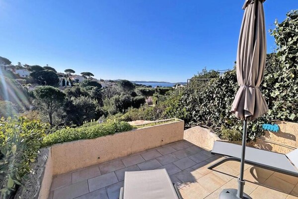 Zonnig appartement met zeezicht en zwembad op 600m van het strand in Ste Maxime - thumbnail 1