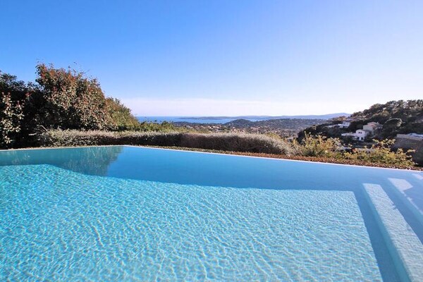 Zeezicht villa met privézwembad bij Sainte-Maxime voor 10 personen - thumbnail 1