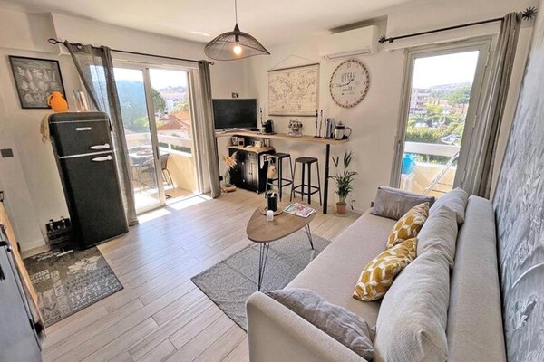Gerenoveerde studio met terras op 300 meter van het strand in Sainte-Maxime - thumbnail 1